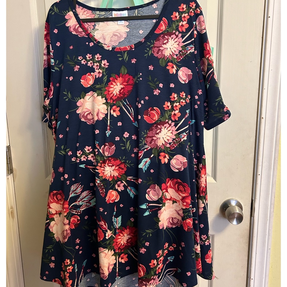 XL Perfect T navy with pretty floral print EUC